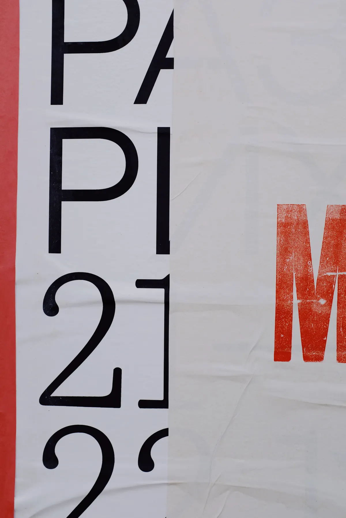 Typografisches Plakat mit Buchstaben und Zahlen in Rot und Schwarz
