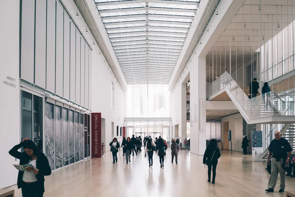 Heller Korridor eines modernen Ausstellungsgebäudes mit Besuchenden