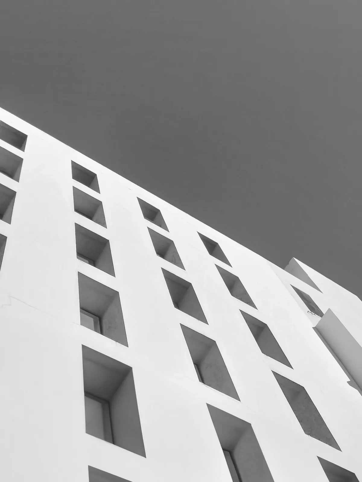 Fassade mit Reihen rechteckiger Fenster